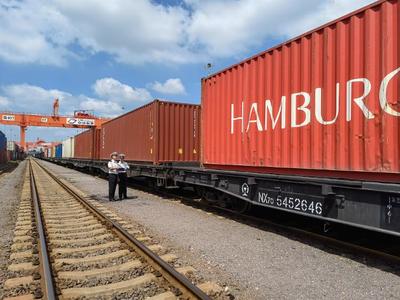 上合示范区首开2024年“中欧班列+冷链快通”班列，打造亚欧冷链物流新动脉